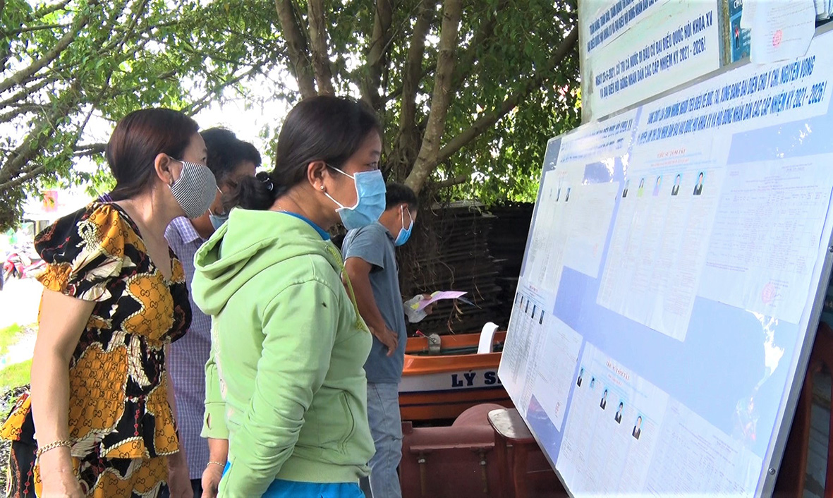 Cử tri thị trấn Gò Quao (Gò Quao) xem tóm tắt tiểu sử các ứng cử viên đại biểu Quốc hội khóa XV và đại biểu hội đồng nhân dân các cấp nhiệm kỳ 2021-2026 trước khi bầu cử. Ảnh: VĂN NHÂN